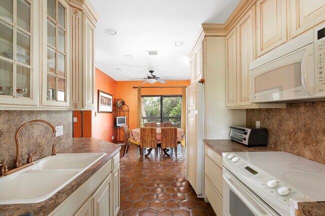 Building Photo - 11355 Pond View Dr