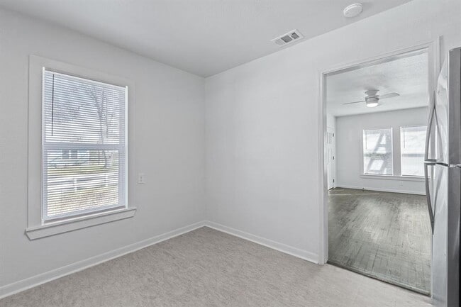 Building Photo - 105 Riverside Dr