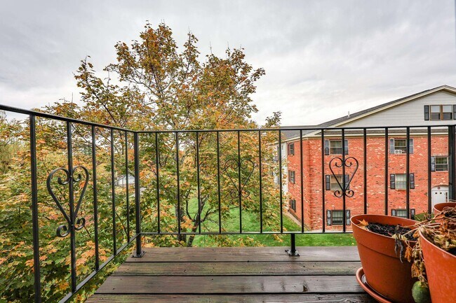 Building Photo - 4 Fairfax Ave