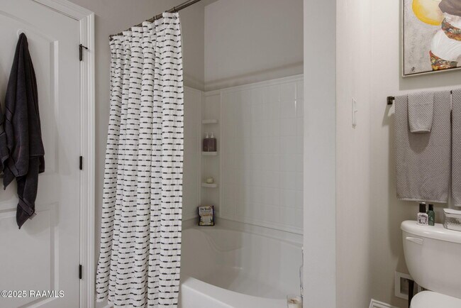 Building Photo - 301 Oak Hill Ln