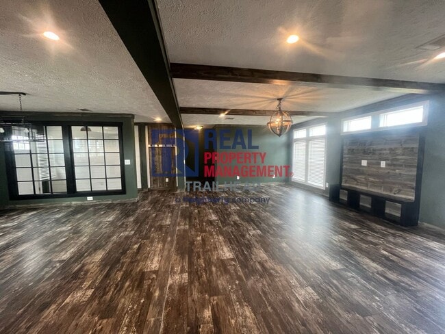 Building Photo - 3 Bed / 2 Bath Farmhouse Styled Home – Move In Ready