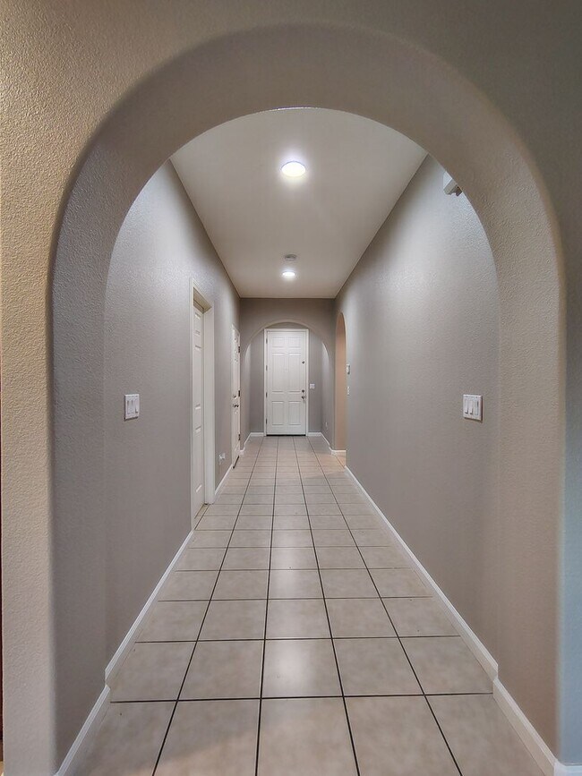 Building Photo - 880 Raccoon Valley Dr