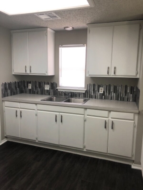 Building Photo - 1116 E Broadway St