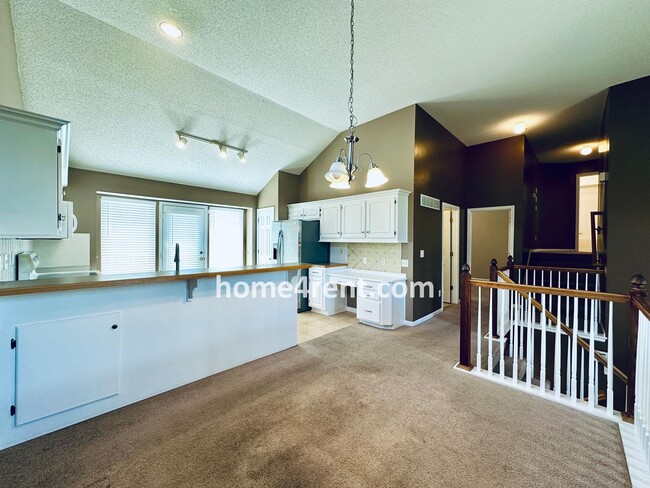 Building Photo - Four Bedroom Olathe Home in a Quiet Neighb...