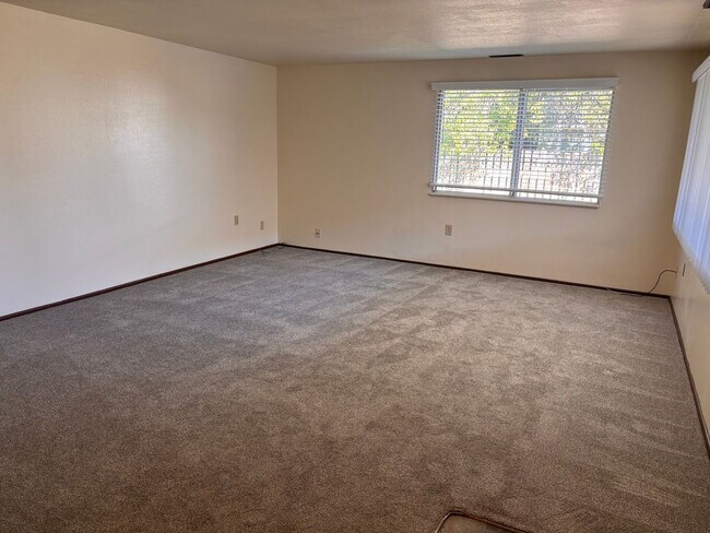 Building Photo - Water & Sewer Paid- 3 Bedroom 1 Bath Duplex