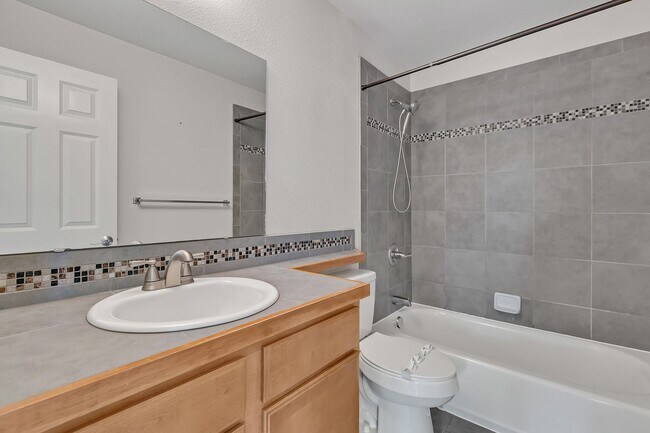 Building Photo - Perfectly Placed Condo In the Heart of Puyallup