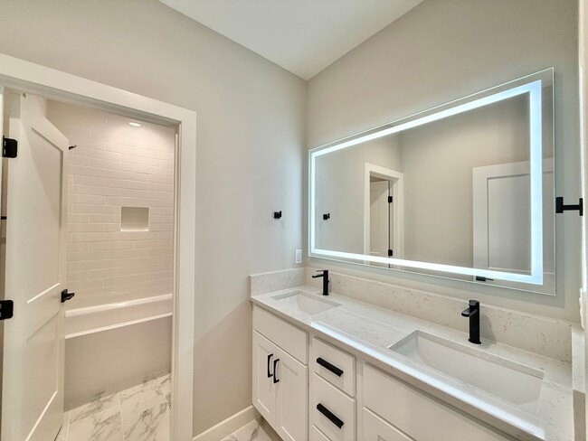 Building Photo - **OFFERING RENT PROMOTION FOR FIRST 6 MONT...