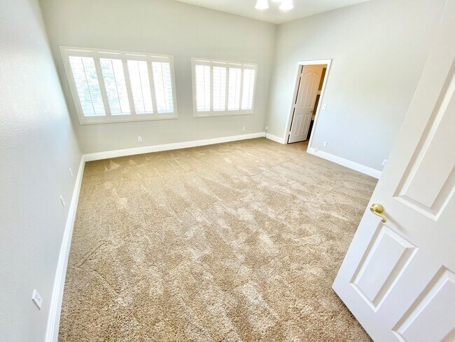 Building Photo - BEAUITFUL GATED PROPERTY 6 BEDROOMS/3 FULL...
