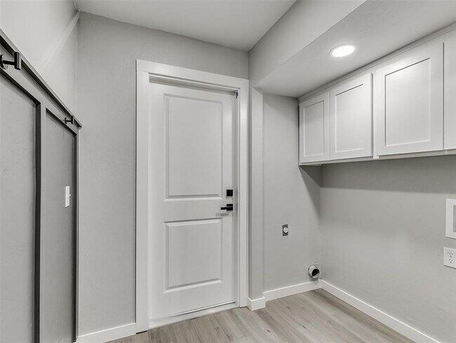 Building Photo - Look at this beautiful home!! 4 bed, 3 full baths!