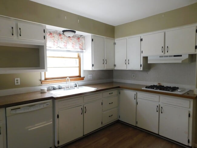 Building Photo - Cozy, Quiet Home
