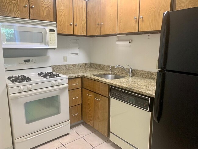 Building Photo - 33 Pond Ave