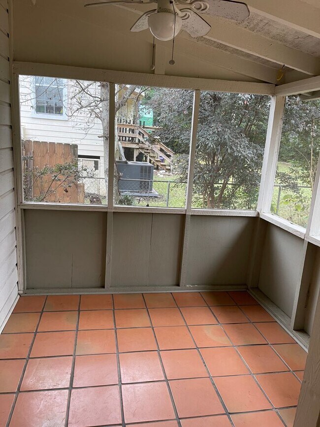 Building Photo - Charming 2 bed 1 bath home