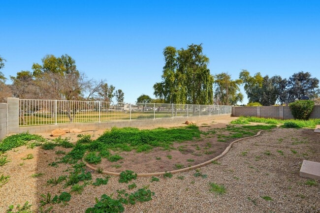 Building Photo - HUGE 6 Bedroom Home - Westgate and Freeways Nearby!