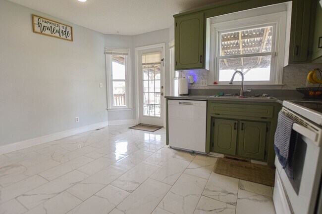 Building Photo - Pet Friendly Five Bedroom!