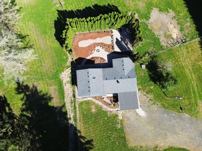 Building Photo - Rare 6 Bedroom Country Ranch Home – Dream Come True!