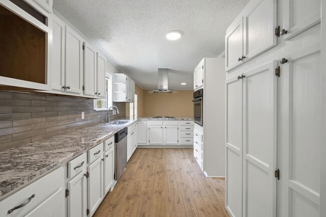 Building Photo - 4580 Rainbow Dr