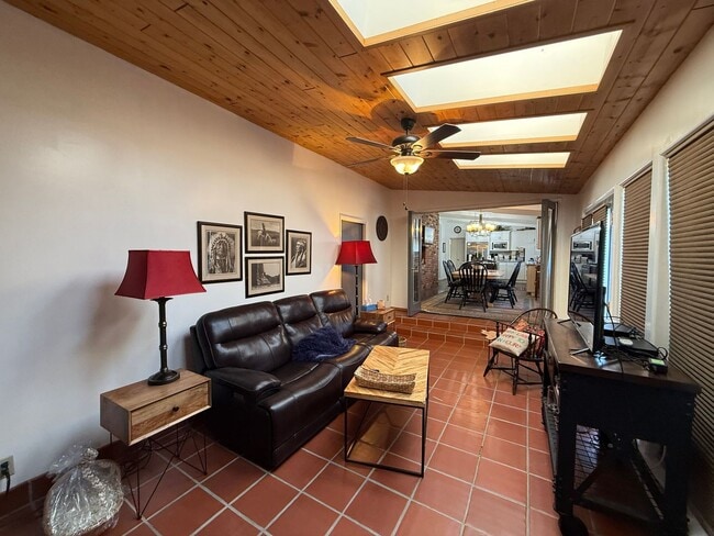 Building Photo - Stunning Fully Furnished 3 Bed-3 Bath Home with Den - Over 2300 Sq Ft.