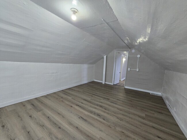 Building Photo - 740 W 11th St