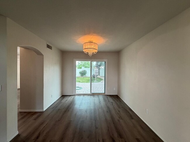 Building Photo - 902 S Surfside Dr