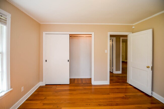 Building Photo - 3590 Shirlwood Ave