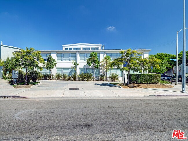 Building Photo - 2100 Abbot Kinney Blvd