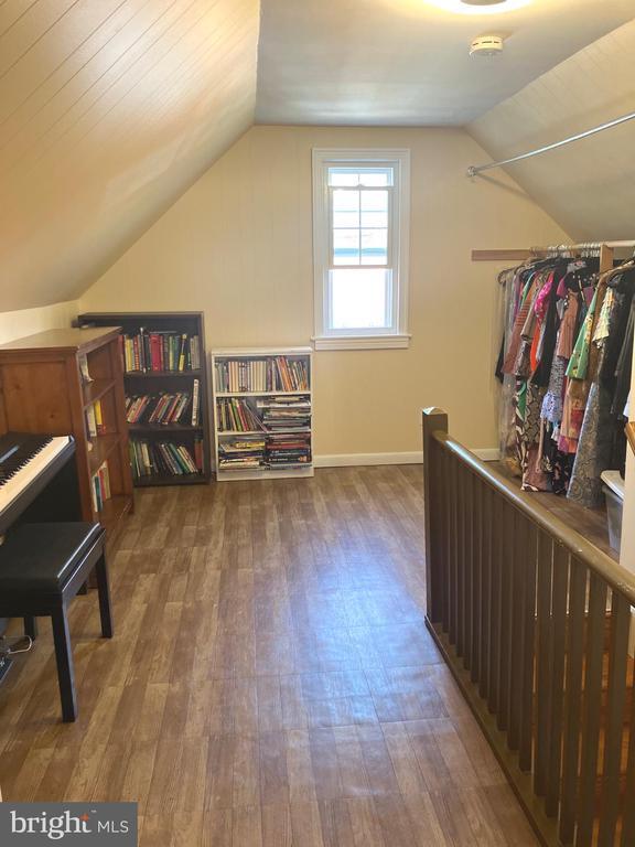 Building Photo - 626 S Irving St