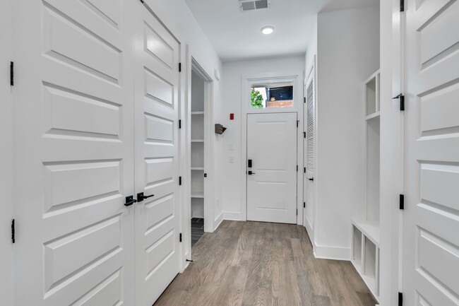 Building Photo - 1403 Martin St