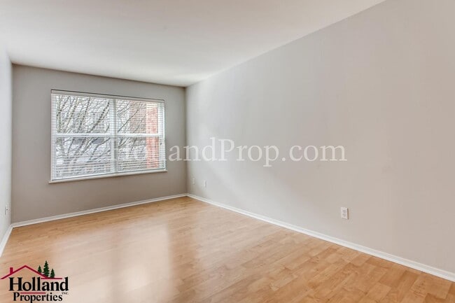 Building Photo - Modern 2-Bedroom Apartment in the Heart of Downtown NEW SUPER PRICE at $1,850!