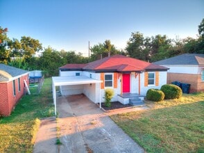 Building Photo - Freshly Renovated | 3 Bed | 2 Bath | Large...