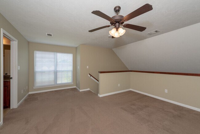 Building Photo - 1 Bed + 1.5 Bath - Spacious Loft