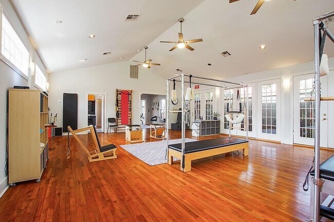 Building Photo - 108 W 10th 1/2 St