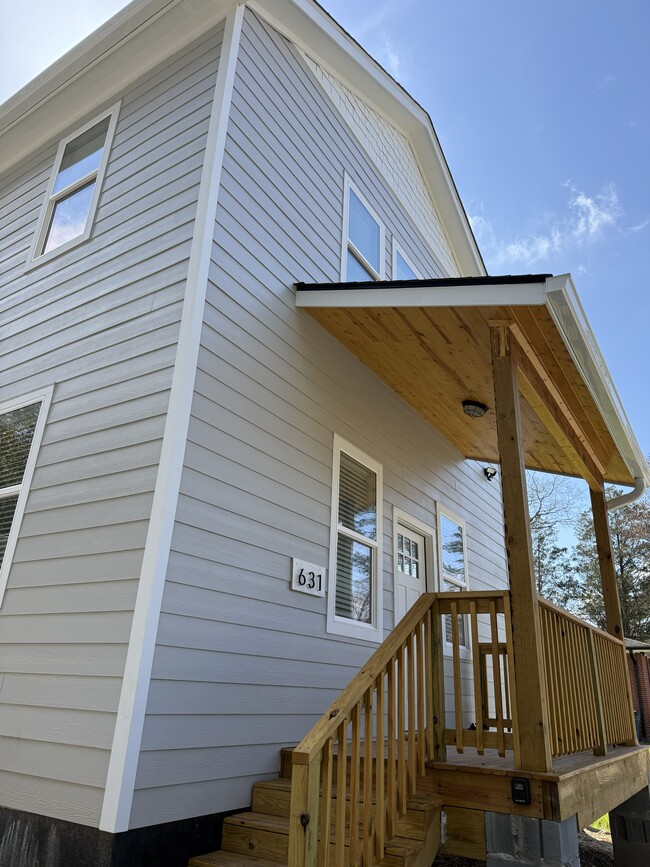 Building Photo - 631 Morreene Rd