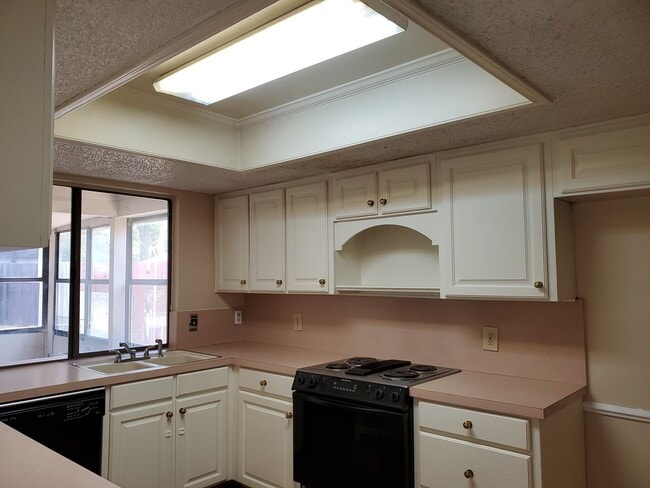 Building Photo - 4200 Pyracantha Dr