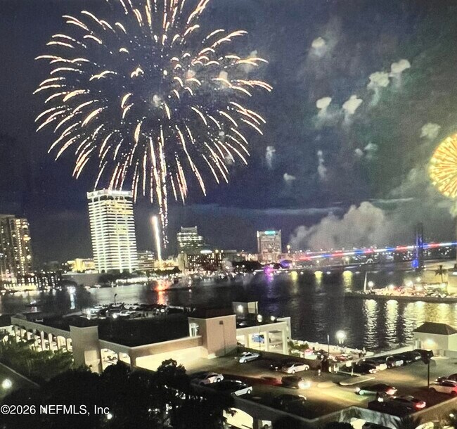 Building Photo - 400 E Bay St