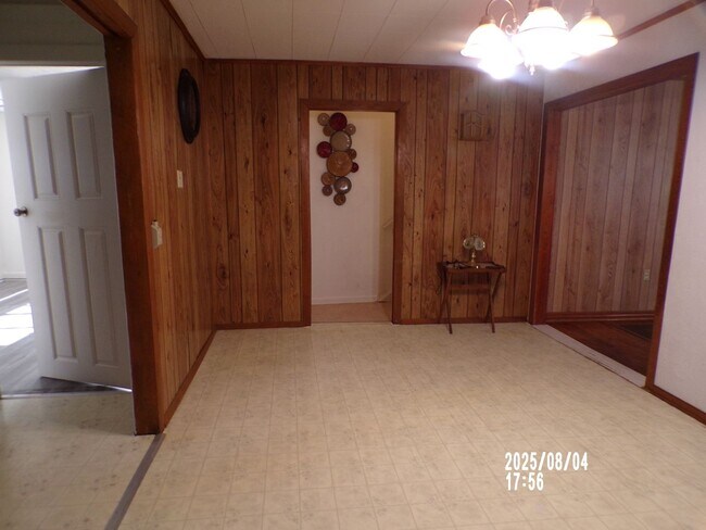 Building Photo - centrally located, pets negotiable with owner approval