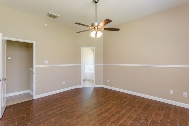 Building Photo - 226 Village Crest Dr