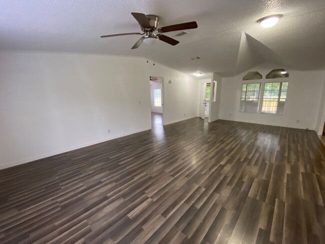 Building Photo - 3 Bedroom home on 1 Acre in Jennings