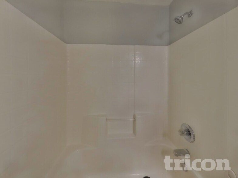 Building Photo - 1700 Bob Dr