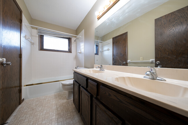 Building Photo - 1417 Raleigh Dr