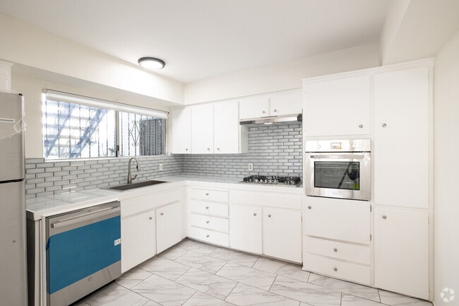 Building Photo - 1114 N Harper Ave