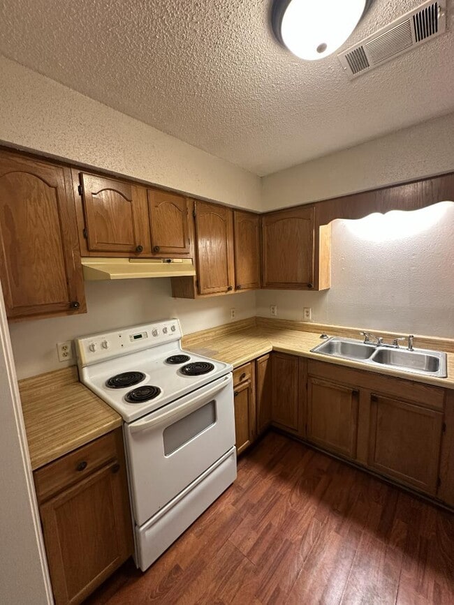 Building Photo - 1001 W 41st Ave