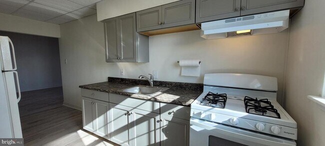 Building Photo - 3 W Park Ave