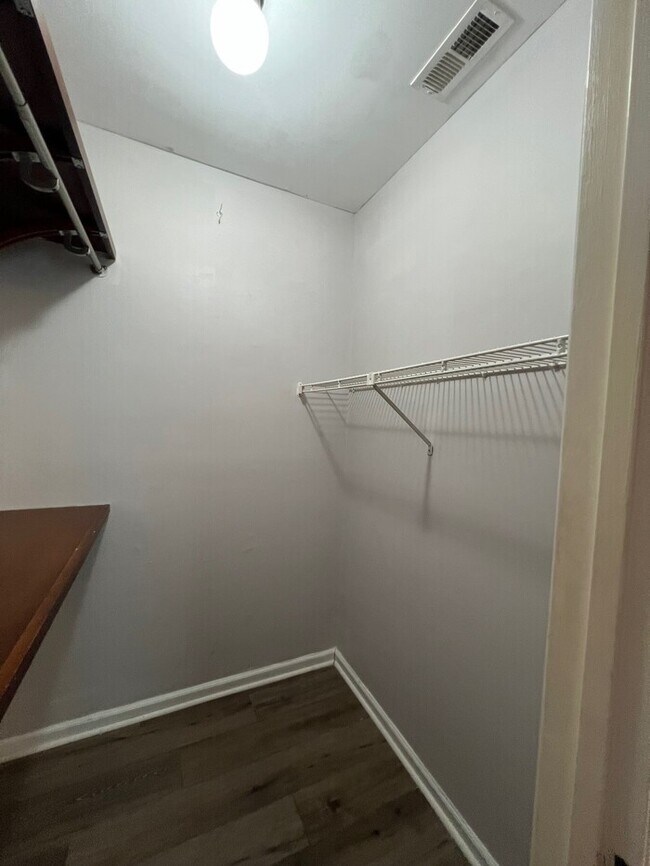 Building Photo - Charming 2-Bedroom in a Highly Sought-Afte...