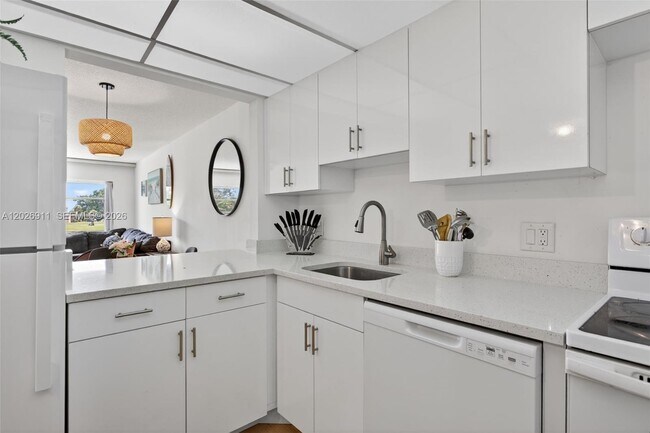 Building Photo - 7807 Golf Cir Dr