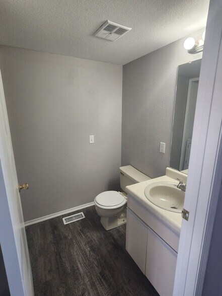Building Photo - 8069 Lexington Park Dr