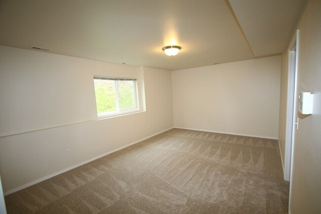 Building Photo - 4 Bedroom Eagle River Home!