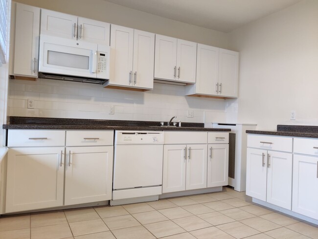 Building Photo - Large Renovated Unit in Allston. 3 bed. 2 ...