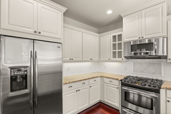Building Photo - Must See! Luxury Townhome in West Sylvan Hills - Clubhouse/Pool/Garage!