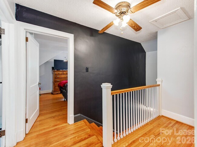 Building Photo - 1209 Oakwood Ave