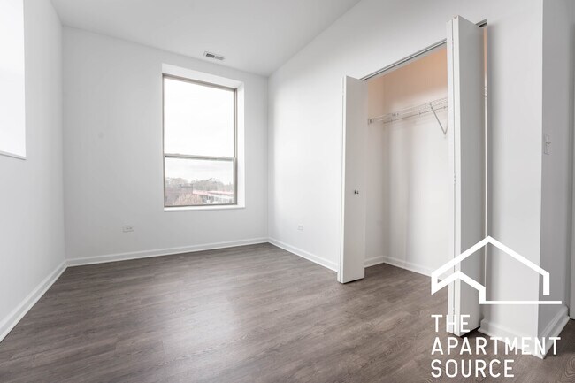 Building Photo - 932 W Dakin St